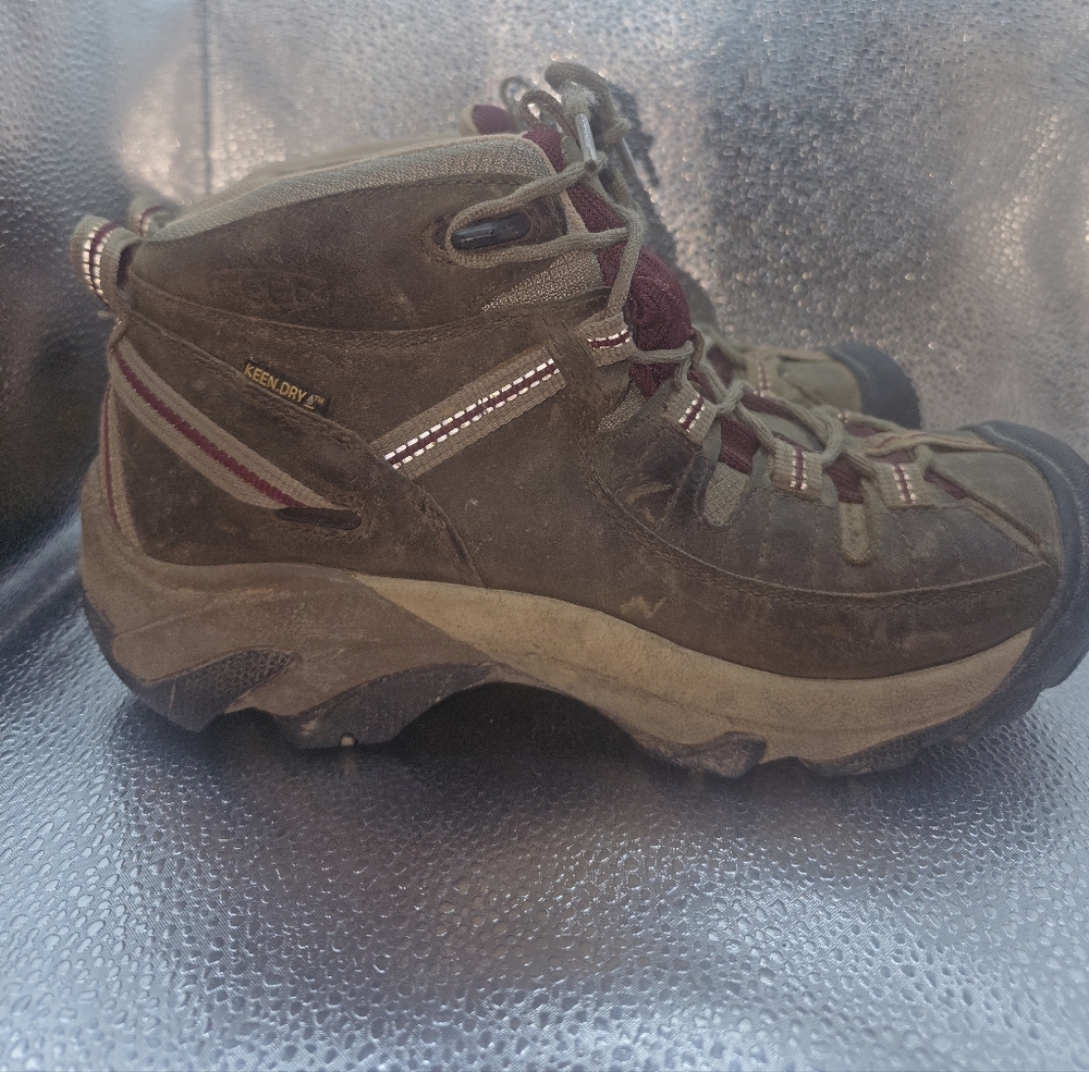 Keen Women's Targhee Waterproof Mid Hiking Shoes size 9